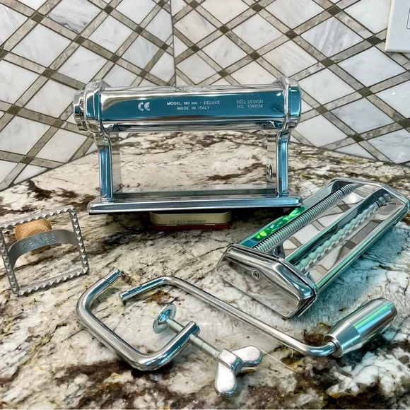 Marcato Atlas 180 Pasta Maker. LIKE NEW.  BONUS: Cookbook - Picture 10 of 11